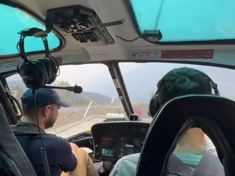 Helicopter flight to Everest